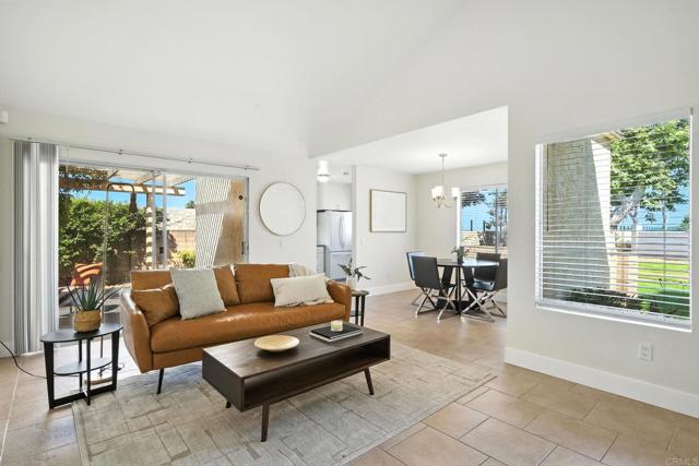 801 Caminito Azul, Carlsbad CA: https://media.crmls.org/mediaz/ffe0e30e-1c45-4fe2-be40-c2790ecfb3e1.jpg