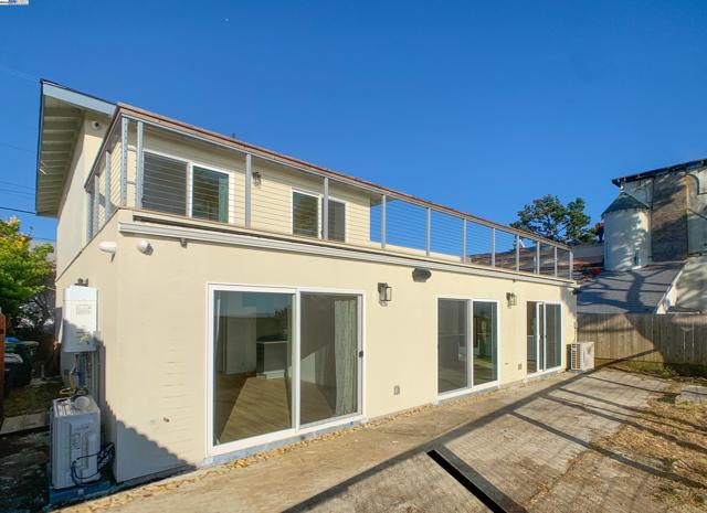 532 Heathcliff Dr, Pacifica CA: https://media.crmls.org/mediaz/ffe157b6-c78f-4daa-b53e-bc42faea018c.jpg