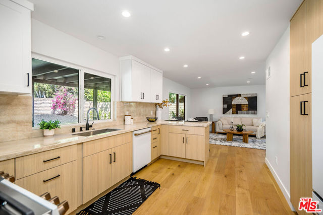 22357 Welby Way, Woodland Hills CA: https://media.crmls.org/mediaz/ffe20ecb-6081-4fb7-9a13-0fdee2610efa.jpg