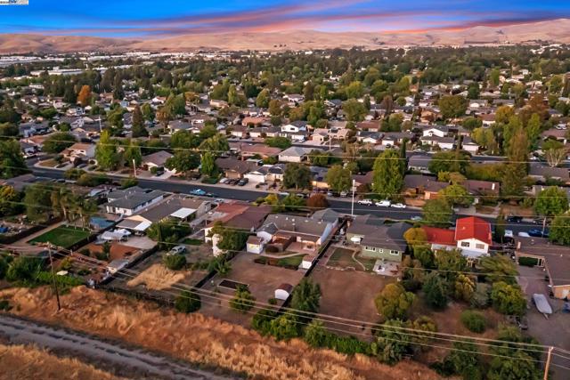 613 Joyce St, Livermore CA: https://media.crmls.org/mediaz/ffe258bf-9bd3-4f9e-bde1-359ffb88854b.jpg
