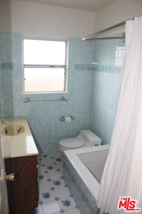 2561 Tilden Avenue, Los Angeles CA: https://media.crmls.org/mediaz/ffe294eb-a2e7-4f8f-aae2-dd50f329d14a.jpg