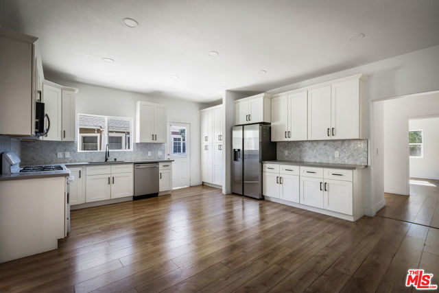 2074 W 29th Street, Los Angeles CA: https://media.crmls.org/mediaz/ffe2f52f-3332-4703-9b86-677b68f72fce.jpg