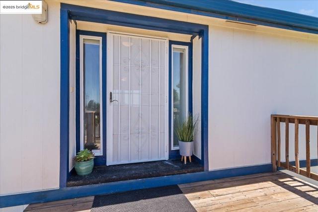 2325 Taylor Rd, Bethel Island CA: https://media.crmls.org/mediaz/ffe3ae0e-9871-4fd1-bda9-90025f7be017.jpg