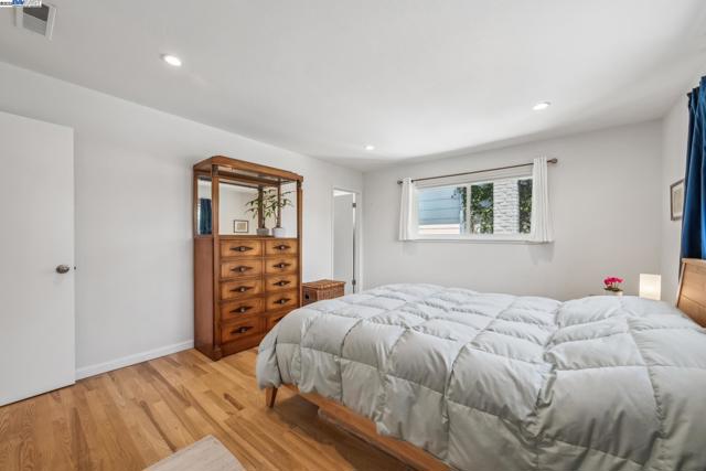 1233 Broadway, Alameda CA: https://media.crmls.org/mediaz/ffe3d9b8-6e94-4e64-a384-043e1b937cf2.jpg