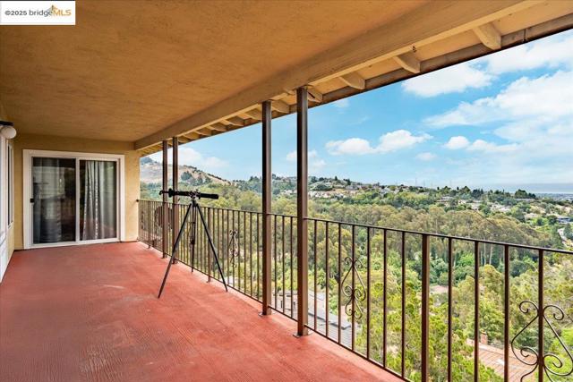 11772 Cranford Way, Oakland CA: https://media.crmls.org/mediaz/ffe50444-f8f3-48d5-9bea-4438dd89d0c7.jpg