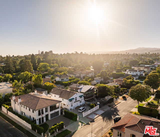 1113 Amherst Avenue, Los Angeles CA: https://media.crmls.org/mediaz/ffe52f2d-eb1d-4227-89bd-660986d37cb1.jpg