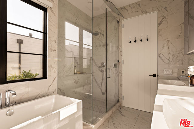 6607 Maryland Drive, Los Angeles CA: https://media.crmls.org/mediaz/ffe58732-9f70-441d-adb0-074ebbfbd263.jpg