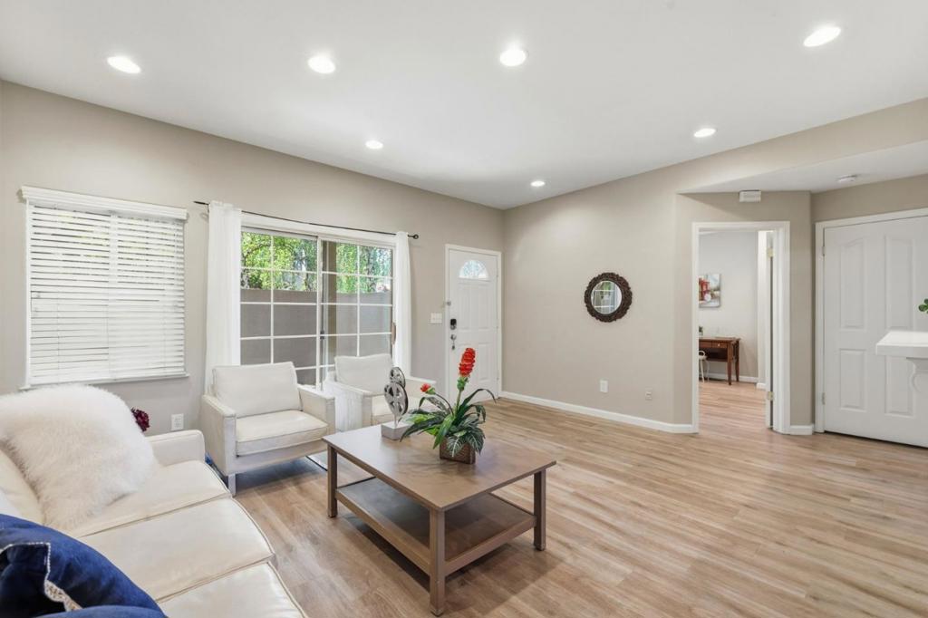 https://media.crmls.org/mediaz/ffe643f9-425a-434d-a9b5-f86f0bb6f680.jpg?preset=X-Large