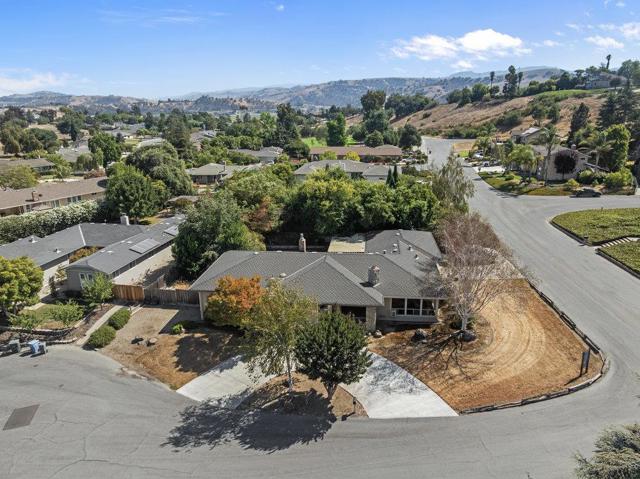 15 Carol Anns Court, Hollister CA: https://media.crmls.org/mediaz/ffe687a1-fd48-4d66-826c-2cc060e2a188.jpg