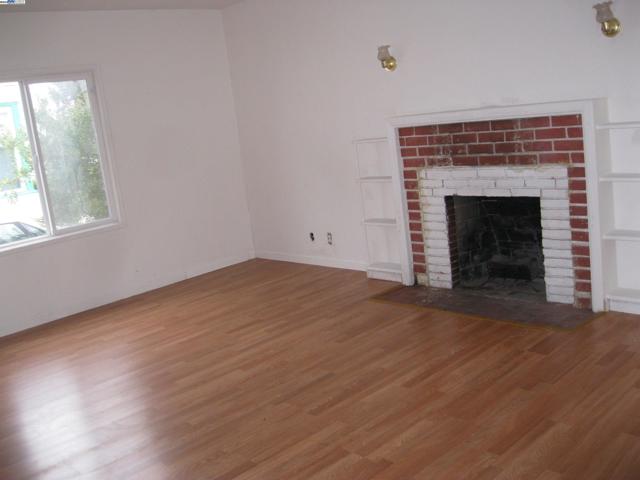2421 Ritchie St, Oakland CA: https://media.crmls.org/mediaz/ffe6c1a6-cf1d-44d6-81d7-b467b7fada85.jpg