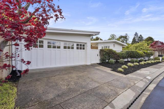 329 San Rafael Avenue, Belvedere CA: https://media.crmls.org/mediaz/ffe6d726-a8aa-4905-a95c-06900e4acd1d.jpg