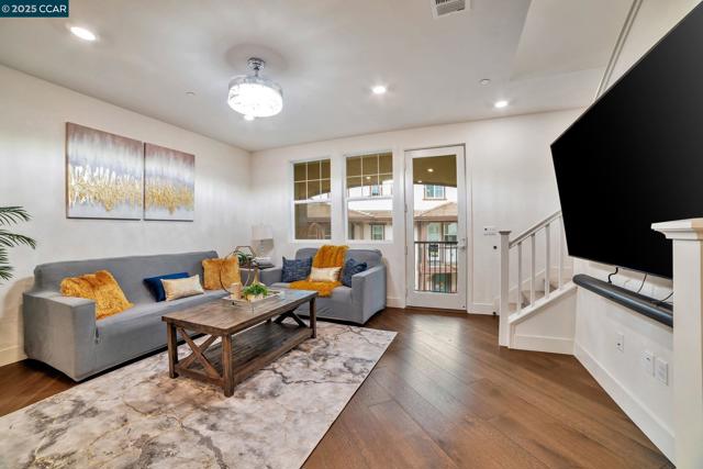 33103 Via Vicenza, San Ramon CA: https://media.crmls.org/mediaz/ffe6f063-3933-4d40-a16c-76de2e2aeadb.jpg
