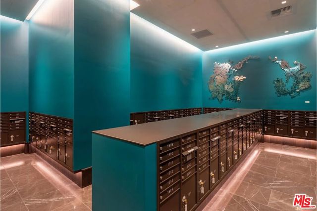 400 S Broadway, Los Angeles CA: https://media.crmls.org/mediaz/ffe6f216-23fb-4b81-87b0-8bb2a78f20d3.jpg