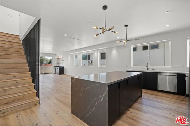 841 N Mccadden Pl, Los Angeles CA: https://media.crmls.org/mediaz/ffe7f800-9291-4e8d-80b0-a3183016b019.jpg