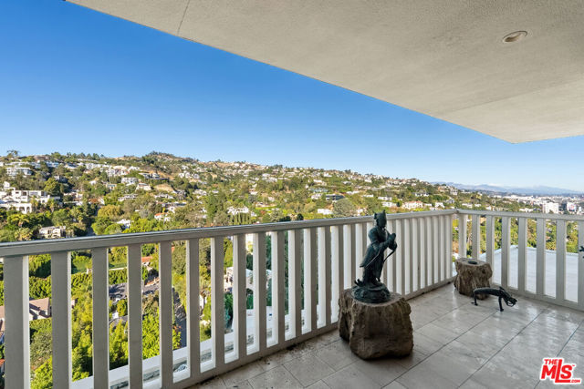 9255 Doheny Road, West Hollywood CA: https://media.crmls.org/mediaz/ffe80c29-2e49-4d10-bb79-0ffe8086e190.jpg