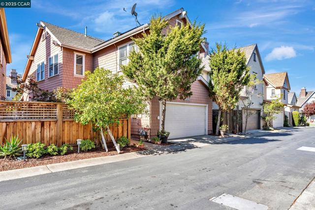 2036 Serra Ln, Hercules CA: https://media.crmls.org/mediaz/ffe82644-a0b4-4641-8e0f-d964a8a785ab.jpg