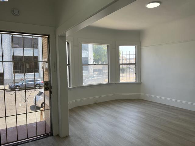905 Alice St, Oakland CA: https://media.crmls.org/mediaz/ffe89920-4a34-452c-85a3-27570e07a2fb.jpg