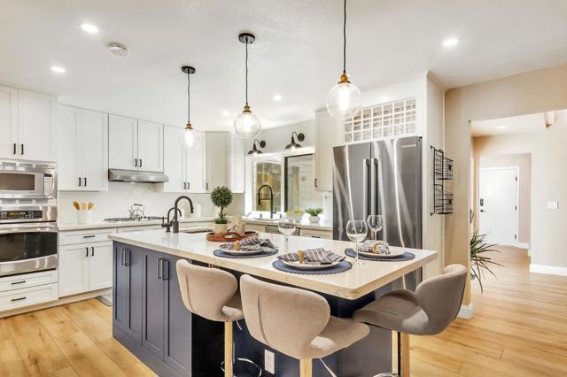 105 Strathmore Place, Los Gatos CA: https://media.crmls.org/mediaz/ffe8a84e-1b03-43bf-a066-317f8c91a9e3.jpg