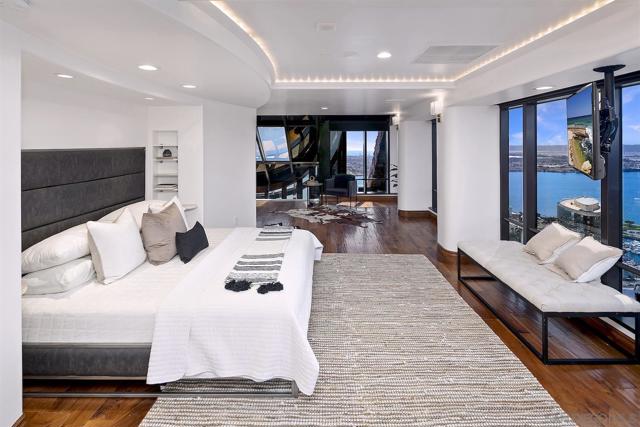 100 Harbor Dr, San Diego CA: https://media.crmls.org/mediaz/ffe8a8e0-5448-4a9d-b3bd-cc70ef188935.jpg