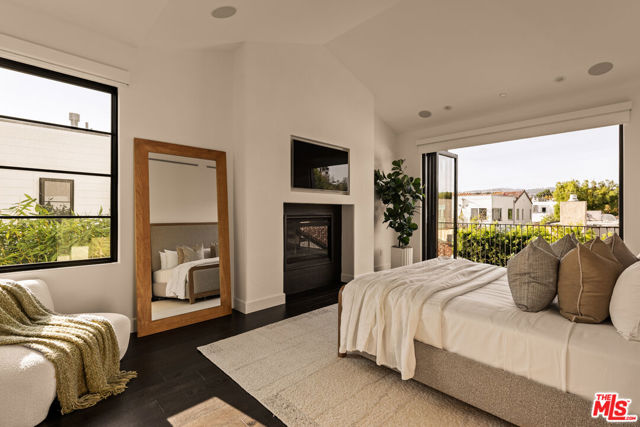 6607 Maryland Drive, Los Angeles CA: https://media.crmls.org/mediaz/ffe9223b-a67e-452a-b8e6-2f8af3916229.jpg