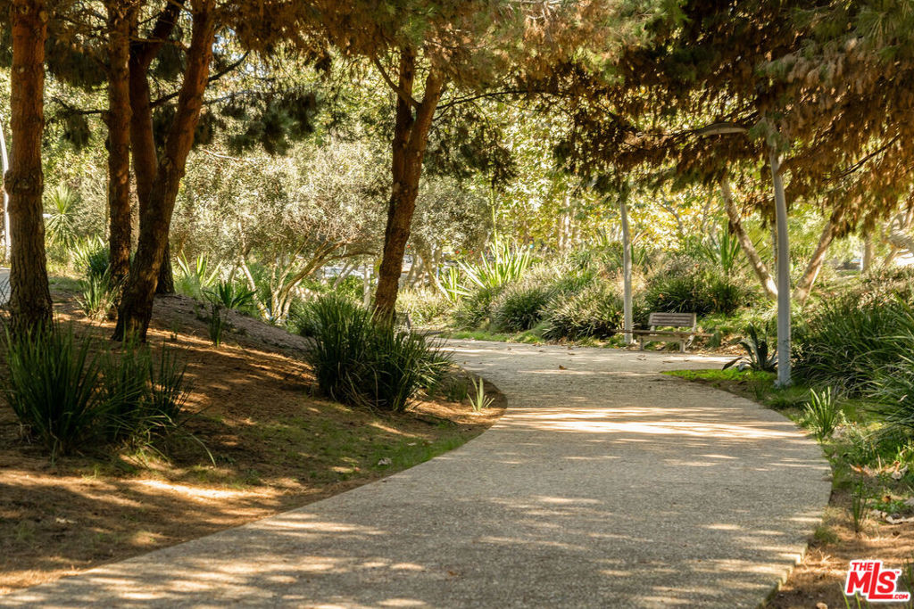 https://media.crmls.org/mediaz/ffeac9c2-2b81-4065-9784-2a5efd80487a.jpg?preset=X-Large