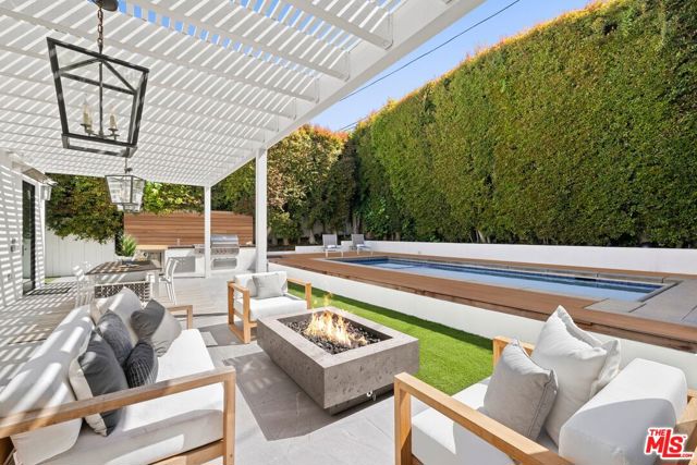2543 Patricia Avenue, Los Angeles CA: https://media.crmls.org/mediaz/ffeaf0d6-807b-4938-bf2c-fa8d9b71d963.jpg