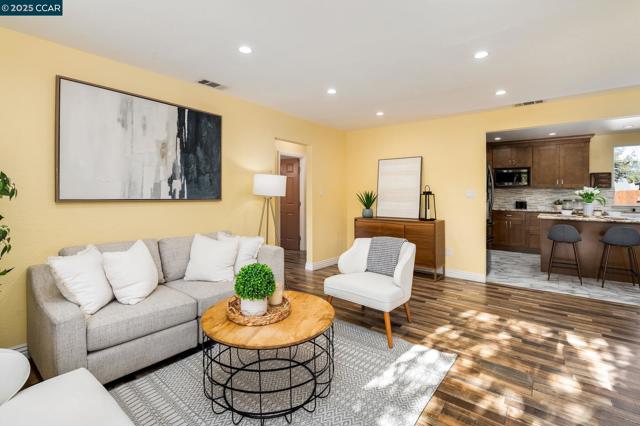 2941 Crawford St, Concord CA: https://media.crmls.org/mediaz/ffeb7c8d-3d8b-4cf3-a32f-27c1adb93c30.jpg