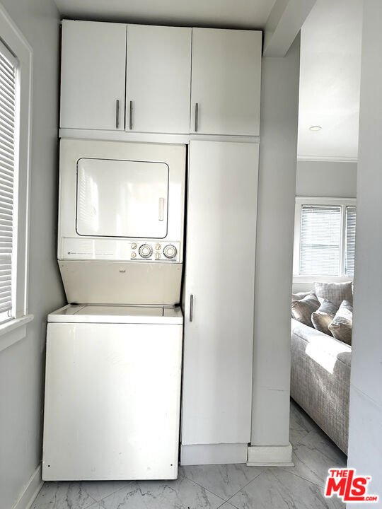 10736 Ashton Avenue, Los Angeles CA: https://media.crmls.org/mediaz/ffeb9d27-45f7-4a80-9592-a886005f3d28.jpg