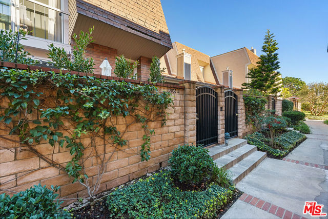 13065 Mindanao Way, Marina del Rey CA: https://media.crmls.org/mediaz/ffebb95e-8b7c-48b9-ae27-47ab34b7aaae.jpg