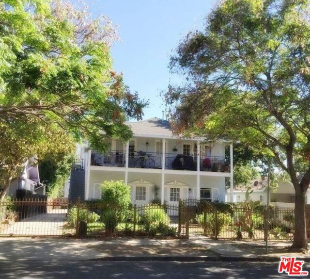 6640 Leland Way, Los Angeles CA: https://media.crmls.org/mediaz/ffebedfd-ab18-4d0f-9fae-49288f021764.jpg