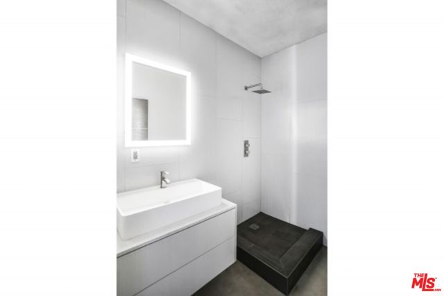 11462 LAURELCREST Road, Studio City CA: https://media.crmls.org/mediaz/ffebf5ee-dad8-4925-810a-67b22c540451.jpg