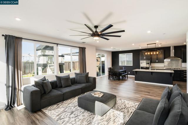 9603 Del Seis Dr, Sacramento CA: https://media.crmls.org/mediaz/ffecf24d-b7bd-4453-b529-b3da53677924.jpg
