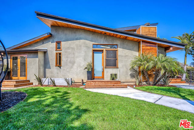 4450 Campbell Drive, Los Angeles CA: https://media.crmls.org/mediaz/ffedd71e-0a92-4858-aad7-d33d75887ea7.jpg