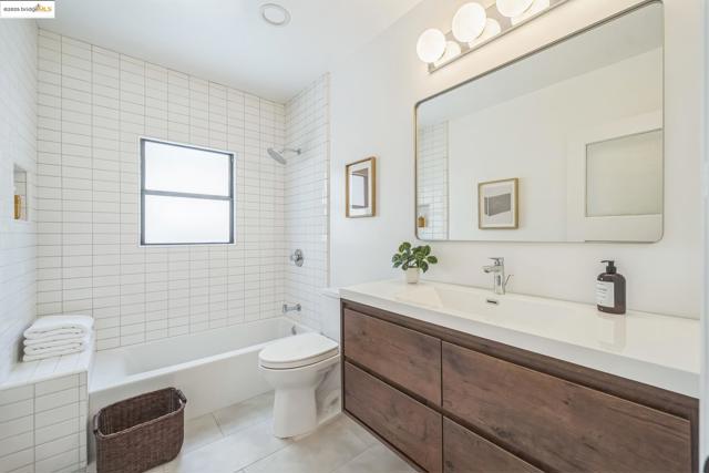 1515 Derby St, Berkeley CA: https://media.crmls.org/mediaz/ffef39e7-3b97-4390-85ee-fbe5824c8720.jpg