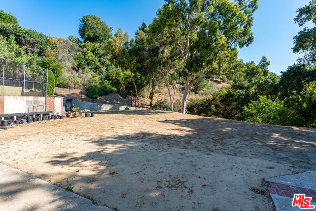 16145 High Valley Place, Encino CA: https://media.crmls.org/mediaz/ffefd1b7-ca40-4fdf-a569-6b0d77da1bc8.jpg