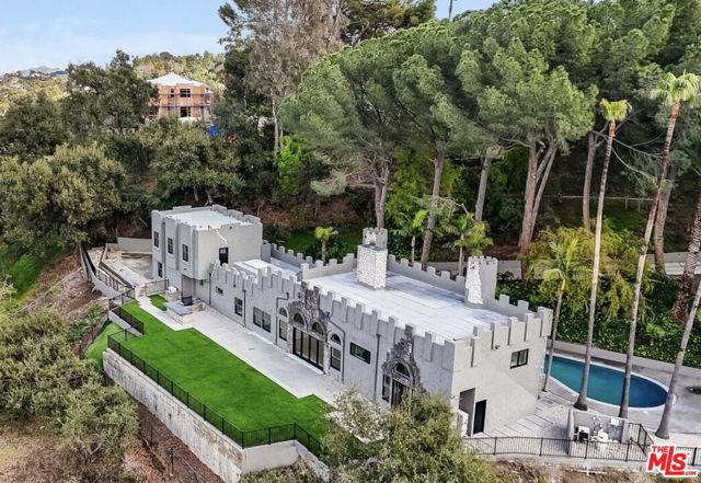 15851 Mulholland Place, Los Angeles CA: https://media.crmls.org/mediaz/ffefd485-0c5a-4499-a350-3ae55bd4422c.jpg