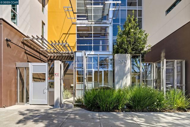 200 2nd St, Oakland CA: https://media.crmls.org/mediaz/fff0cbd4-41bc-462d-b1db-c549b905f364.jpg