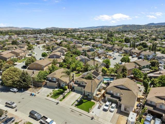 1650 Mimosa Street, Hollister CA: https://media.crmls.org/mediaz/fff0dcb8-bb21-4e32-a072-eadf908cfae0.jpg