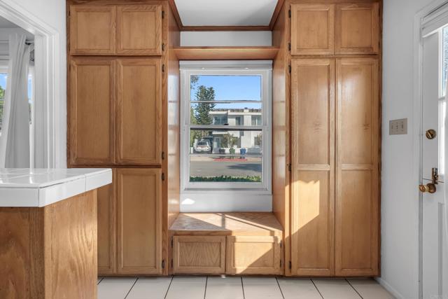 1715 Cedar St, Santa Monica CA: https://media.crmls.org/mediaz/fff1404e-5f16-440f-b8eb-22b0eeb256d4.jpg