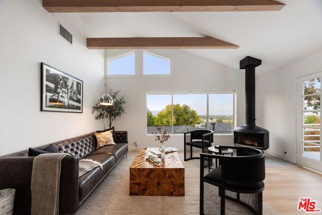 4041 Davana Road, Sherman Oaks CA: https://media.crmls.org/mediaz/fff1a657-ab8a-478b-b40f-3c497d110b00.jpg