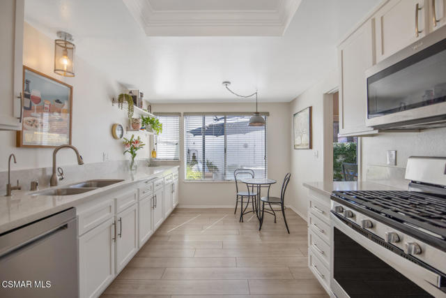 979 Quarterhorse Lane, Oak Park CA: https://media.crmls.org/mediaz/fff2892d-4d34-476a-8443-538acd92c915.jpg