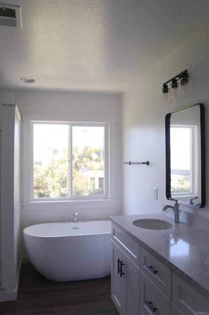 Detail Gallery Image 12 of 26 For 6957 Catamaran Dr, Carlsbad,  CA 92011 - 4 Beds | 2/1 Baths