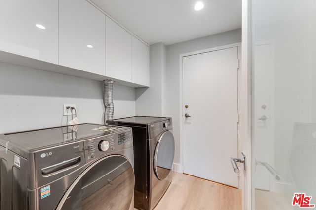 Image 31 of 38 For 1557 Beverly Glen Boulevard 203