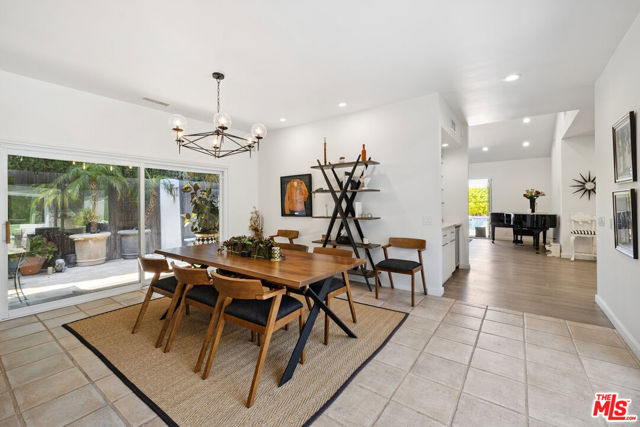 18141 Green Meadow Drive, Encino CA: https://media.crmls.org/mediaz/fff36e5a-d58d-48ef-be2c-e47008285974.jpg