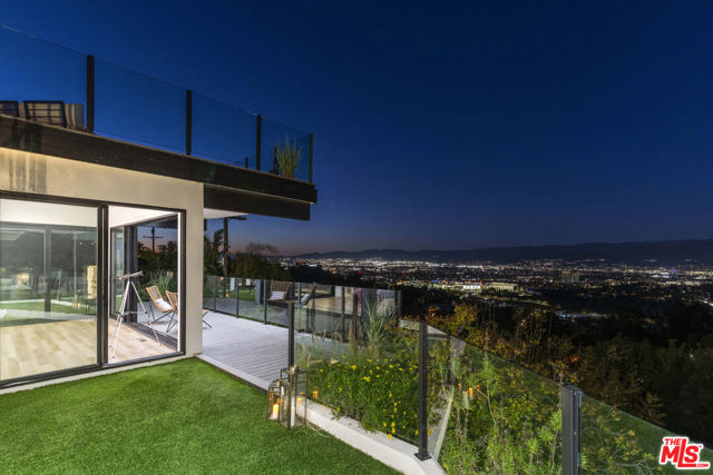 7308 Pacific View Drive, Los Angeles CA: https://media.crmls.org/mediaz/fff383cf-a9e5-4dae-86f2-bd23e5c8f6e8.jpg