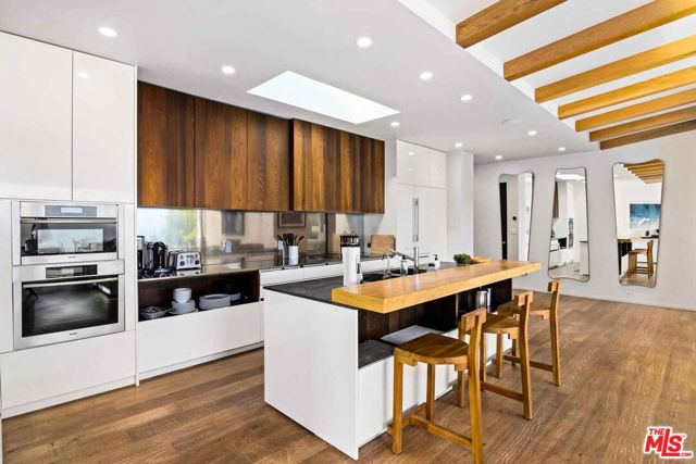 27120 Sea Vista Drive, Malibu CA: https://media.crmls.org/mediaz/fff3f924-7cf5-431d-a98c-ccb319ae4010.jpg