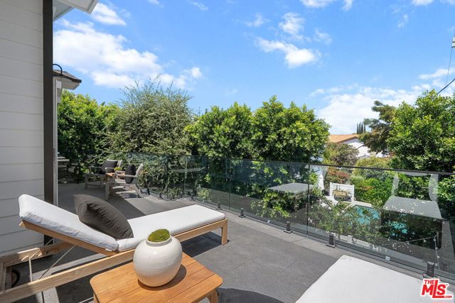 18057 Valley Vista Boulevard, Encino CA: https://media.crmls.org/mediaz/fff4adb0-ec09-4235-aa05-54f7016be4f4.jpg