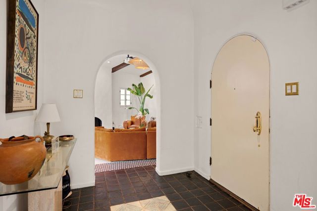 902 S Highland Avenue, Los Angeles CA: https://media.crmls.org/mediaz/fff4d158-e0bd-4665-a9f0-5ae87e284bf1.jpg