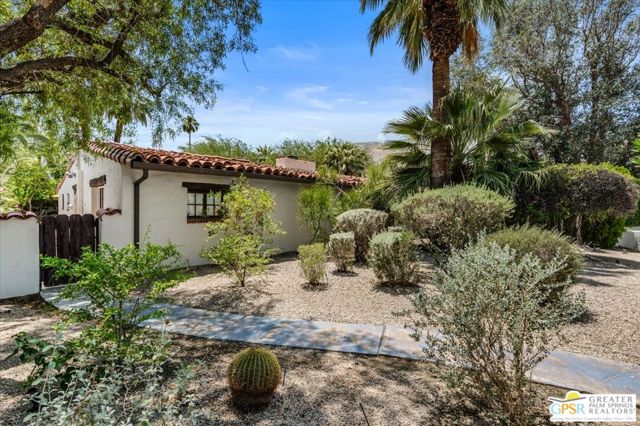 1011 E El Alameda, Palm Springs CA: https://media.crmls.org/mediaz/fff504d0-219e-43b3-8639-1c9025588d0f.jpg