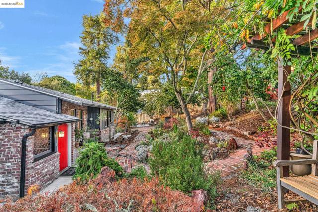 6141 Merriewood Dr, Oakland CA: https://media.crmls.org/mediaz/fff553f2-007e-4a01-9a43-f2b73d36bc98.jpg